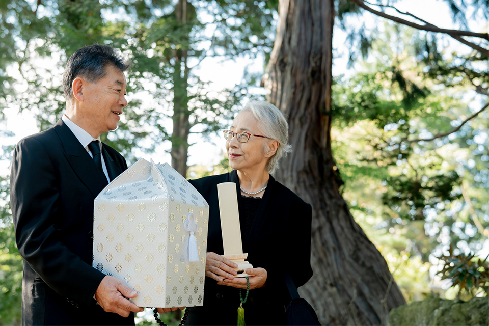 骨箱を持つ夫婦の写真