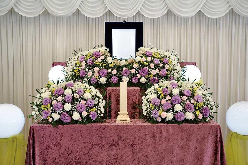 一日葬プランの紫の花を基調とした豪華な祭壇の写真