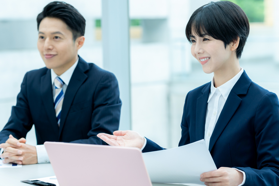 スーツ姿の男性と女性の画像